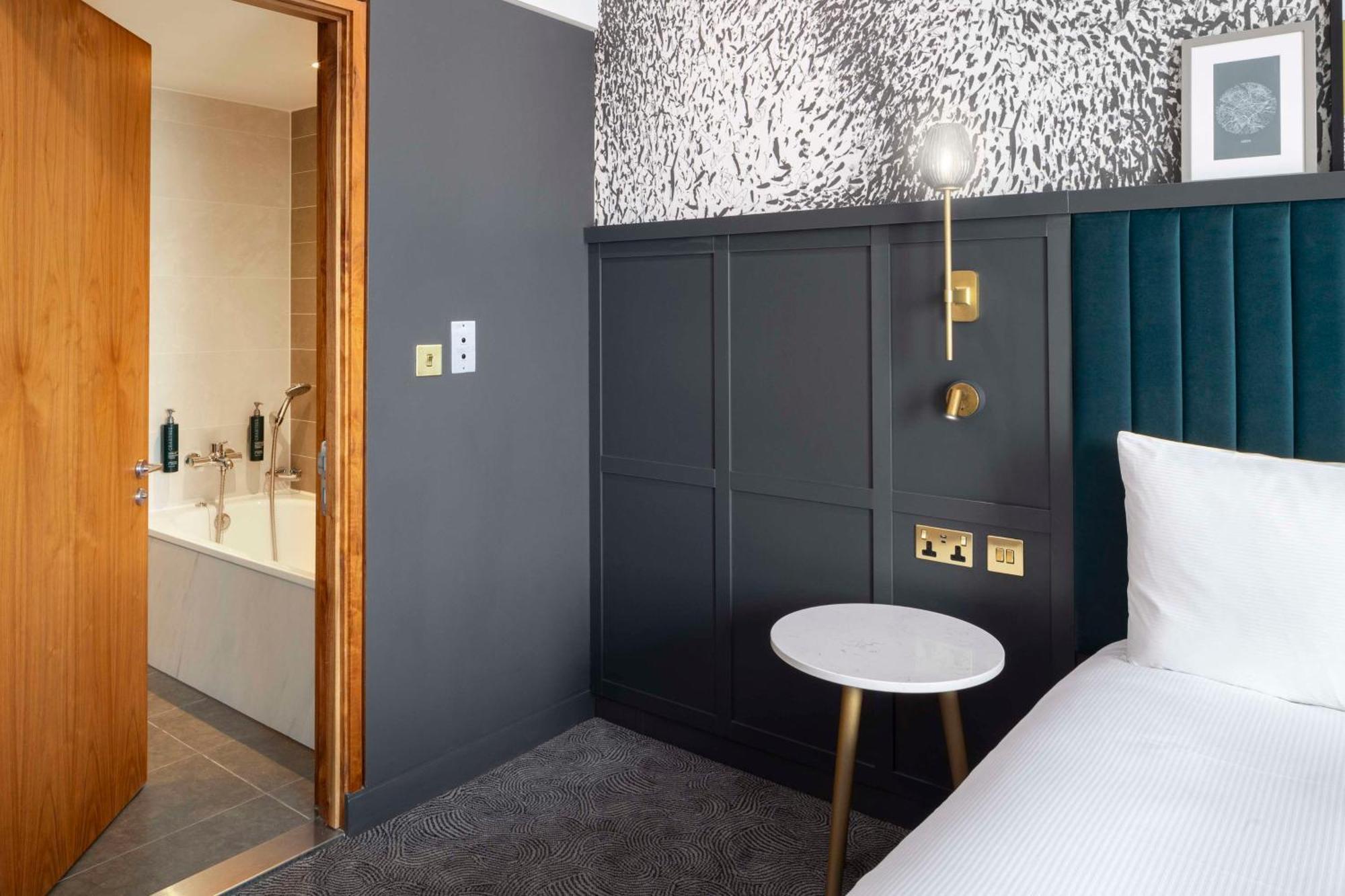 Отель Doubletree By Hilton Leeds Лидс Экстерьер фото